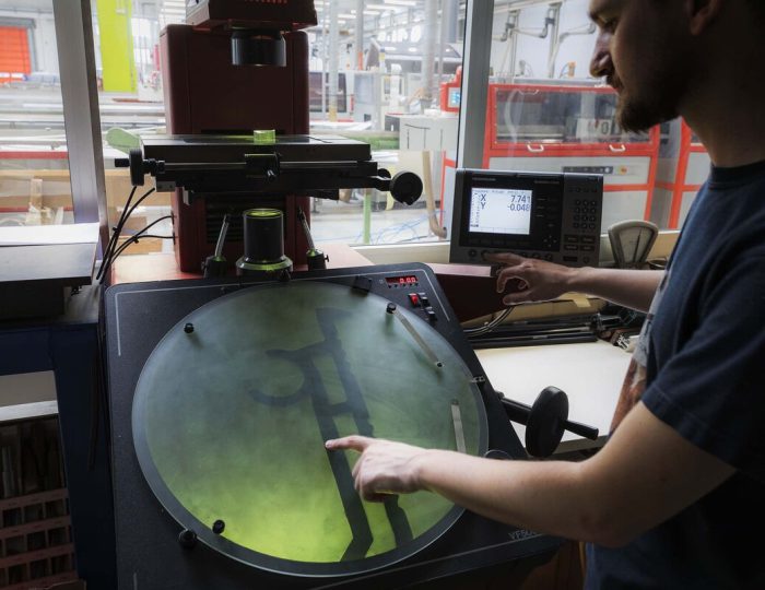 Dall’analisi dell’idea al collaudo: come un progetto nasce, prende forma e viene prodotto un profilo estruso in plastica
